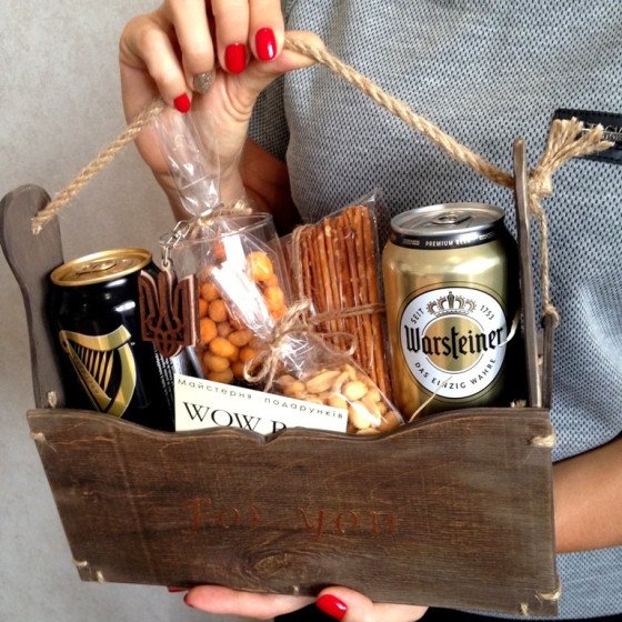 Пивний набір в декоративній коробці в руках N93