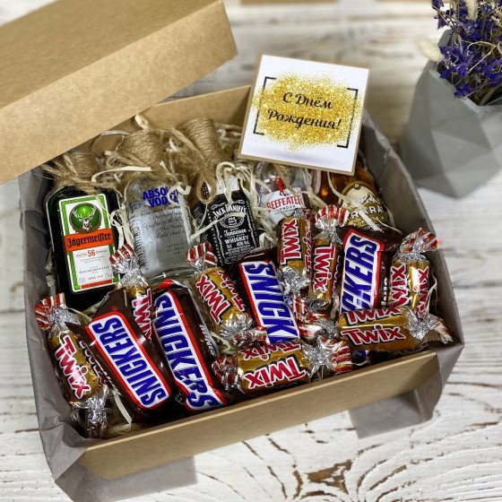 коробочка різного мініалкоголю з цукерками