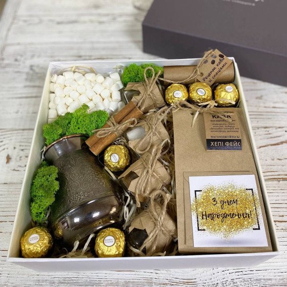 Кофе и турка для кофе в подарочном оформлении