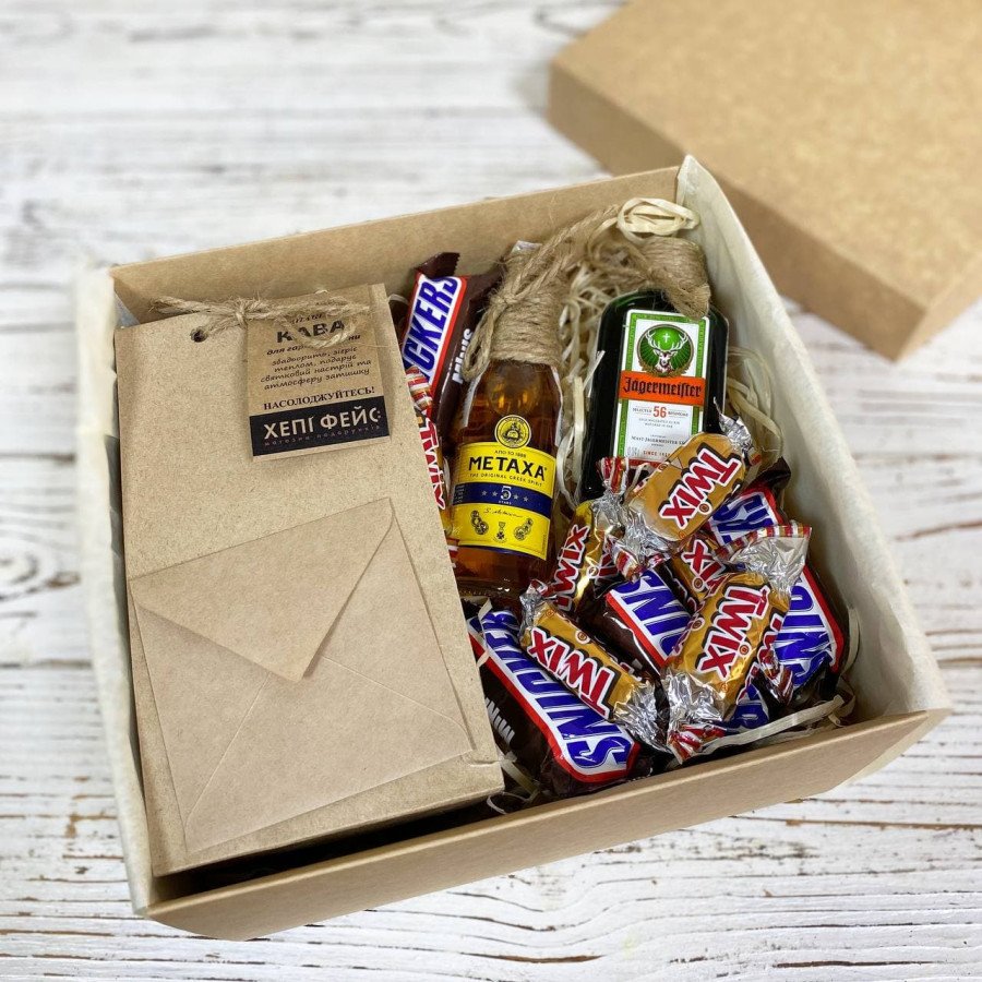 подарунок чоловіку з двома міні пляшечками алкоголю