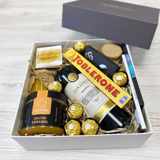 Вино в подарунковому боксі з солодощами №24470