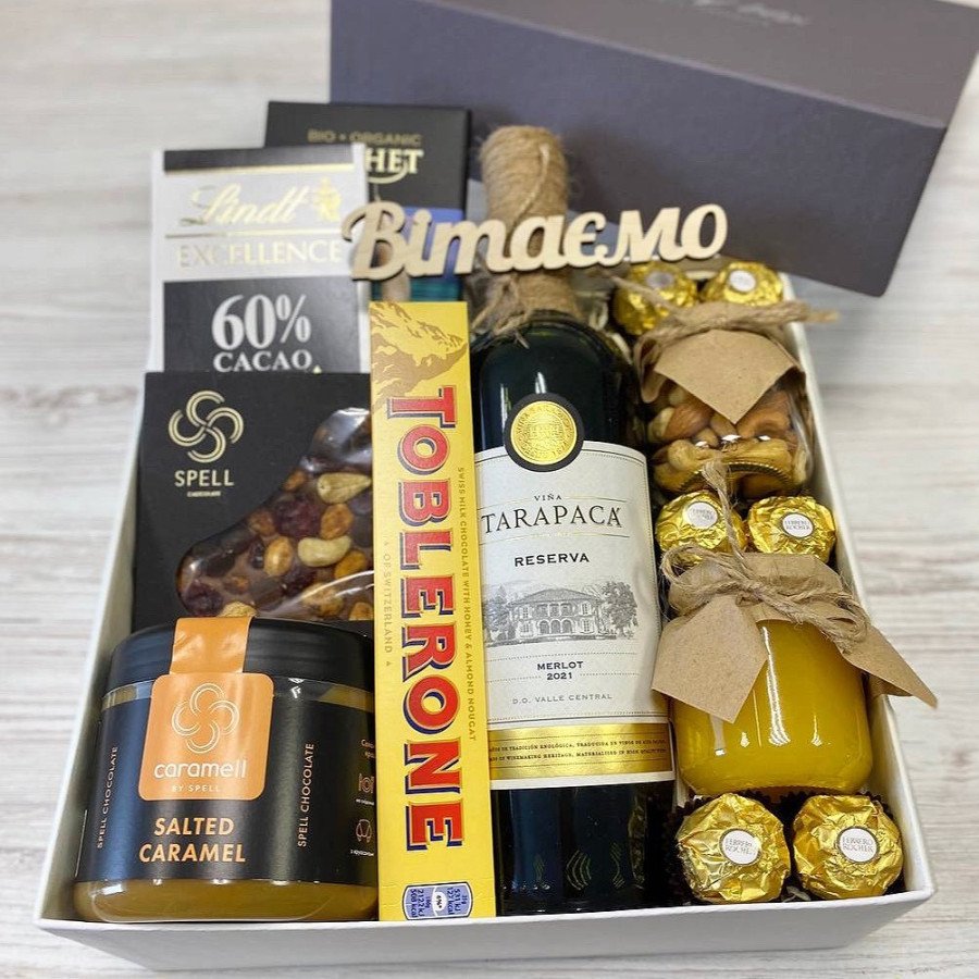 Вино в подарунковому боксі з солодощами №24470