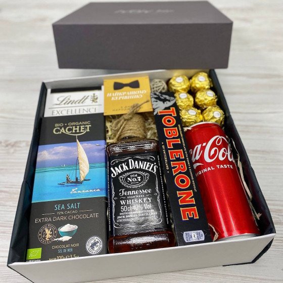 Подарунок до дня народження віскі і кола з шоколадом