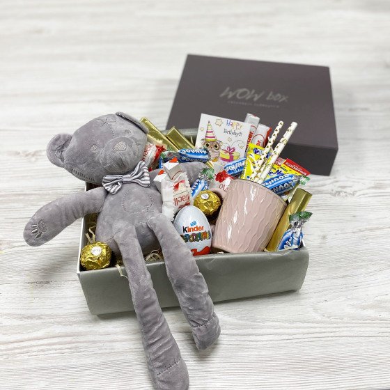 Ведмедик мʼякий в наборі з солодощами і чашечкою