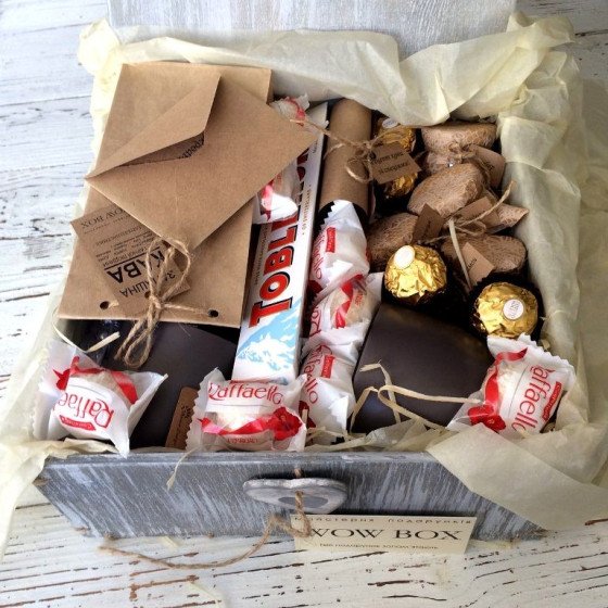 пакування нбору в подарункову коробку