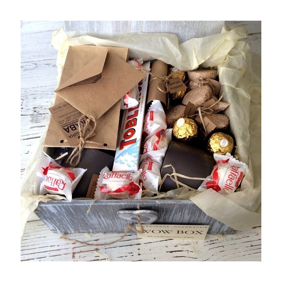 пакування нбору в подарункову коробку