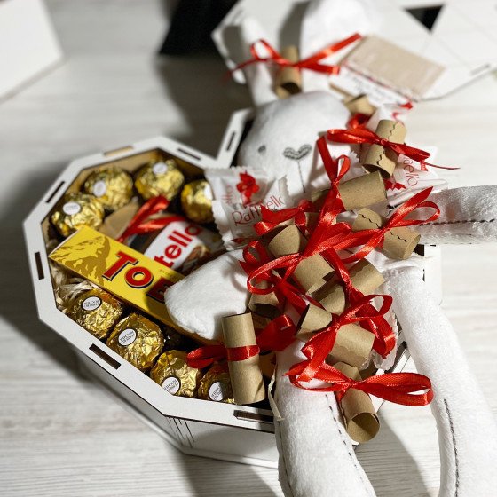 Подарунок коханій на Валентина в коробці серці