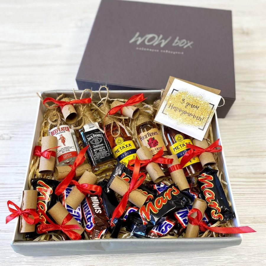 Подарунковий бокс з мініатюрами алкоголю та записочками