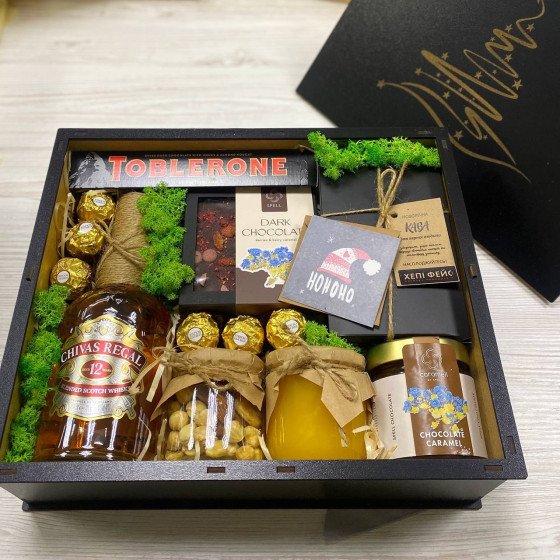 Подарунковий набір з віскі Chivas Regal і доповненням