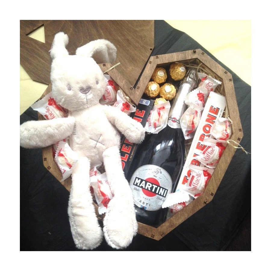 Дерев'яне подарункове серце з іграшкою, солодощами та мартіні