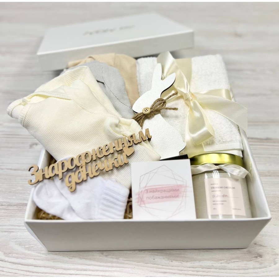 Подарунок на народження немовляті або подарунок в пологовий для молодої мами, дитячі речі в подарунковому наборі, код 20560