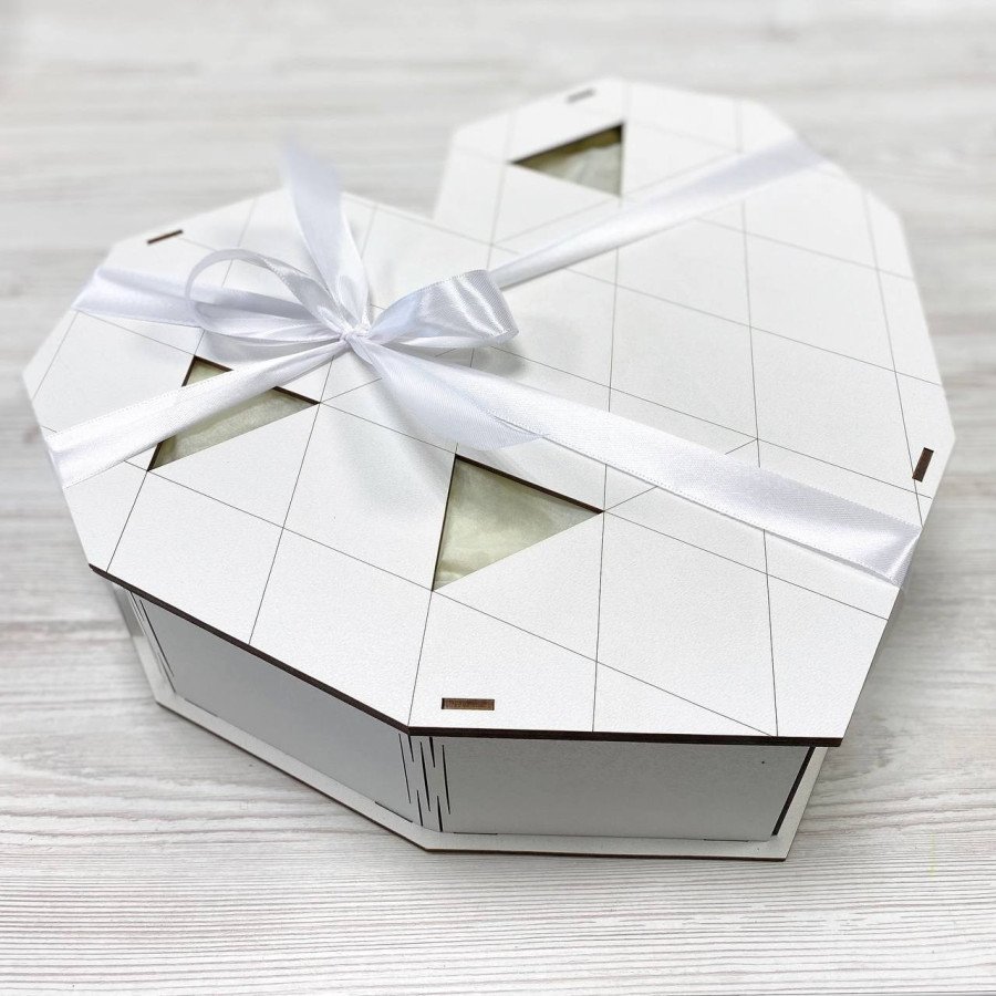 Подарунок дівчині "Іграшка та солодощі" в коробці у формі сердця з записочками