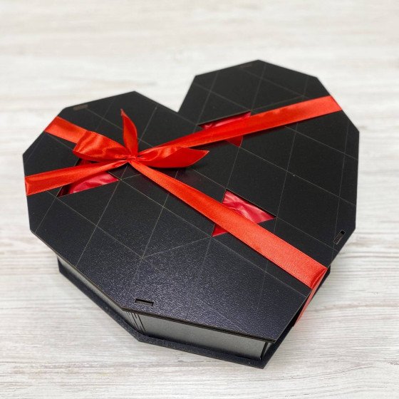 Подарунок дівчині "Іграшка та солодощі" в коробці у формі сердця з записочками