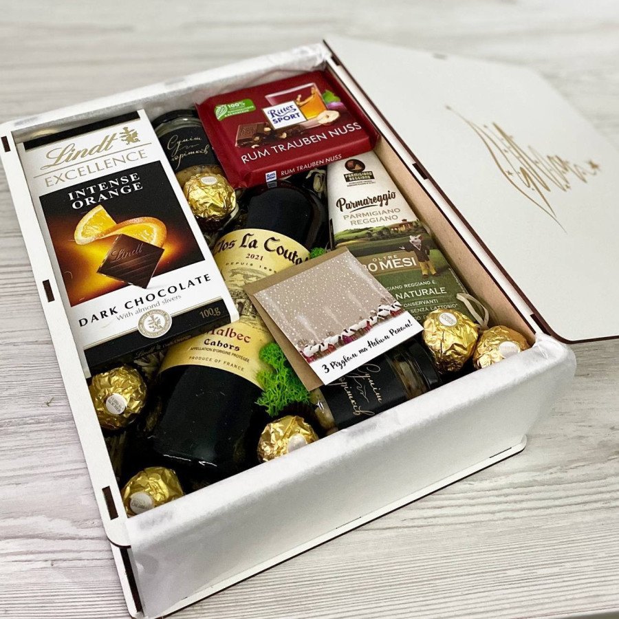 Новорічний бокс ДЛЯ НЕЇ з шоколадом і сиром №24950