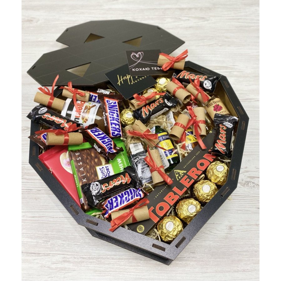 Набір солодощів і мініпляшечок в серці для чоловіка Набір солодощів і мініпляшечок в серці для чоловіка