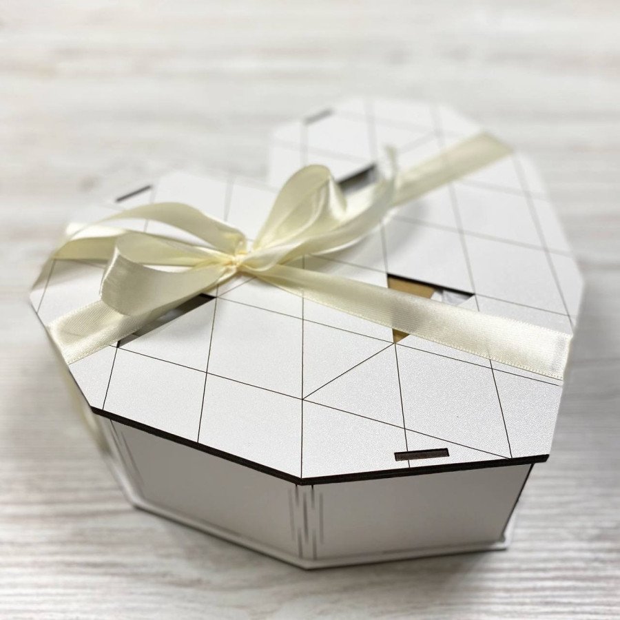 Набір солодощів і мініпляшечок в серці для чоловіка