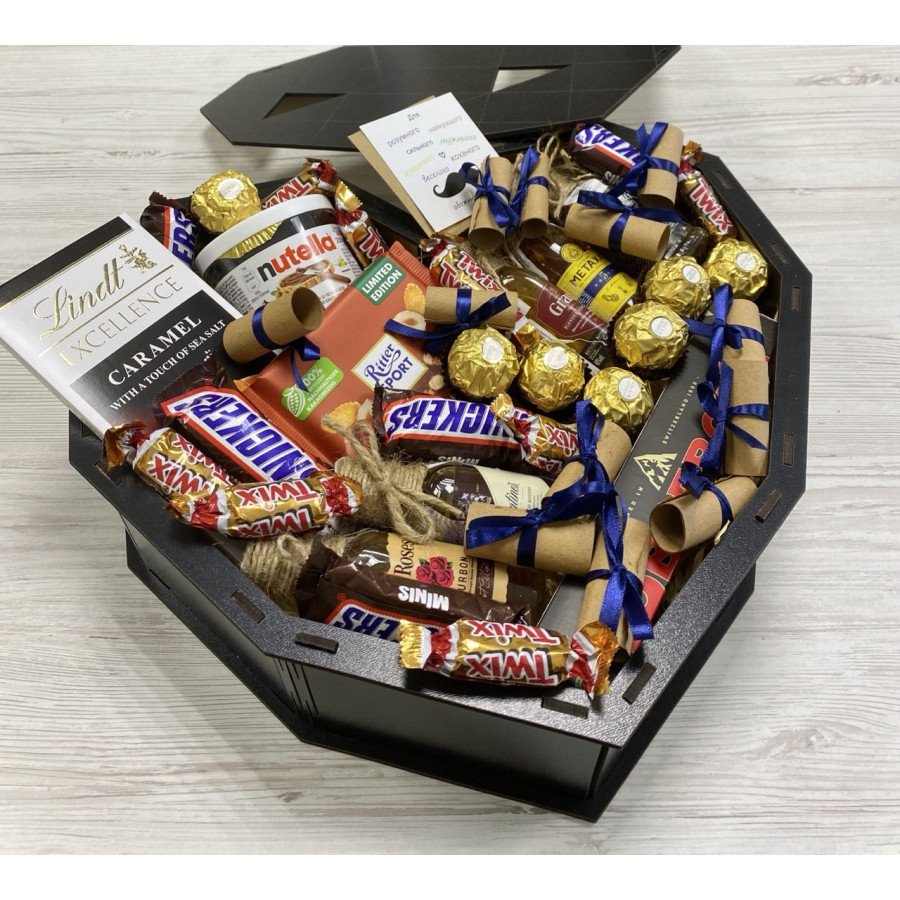 Набір солодощів і мініпляшечок в серці для чоловіка