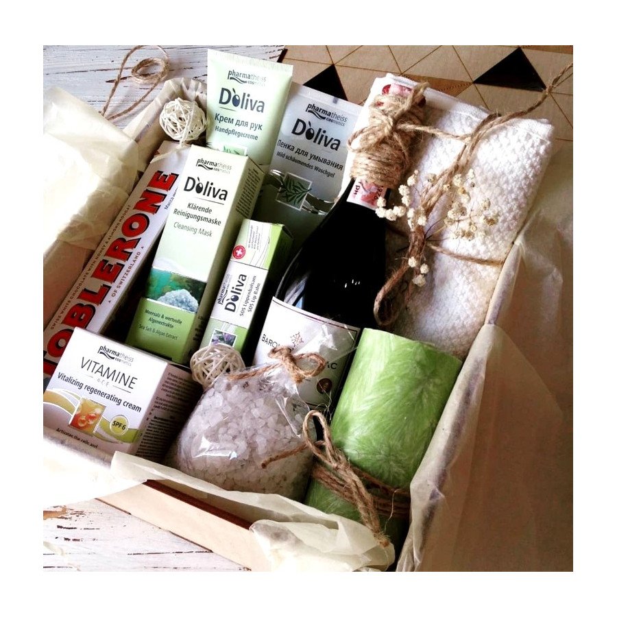 Жіночій набір косметики в подарунок з рушничком L Жіночій набір косметики в подарунок з рушничком L