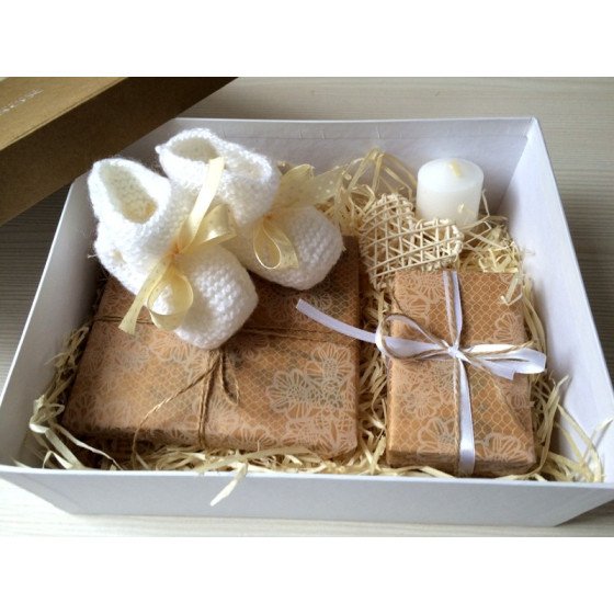 Дитячі пінетки ручної роботи в наборі з книжкою і свічкою