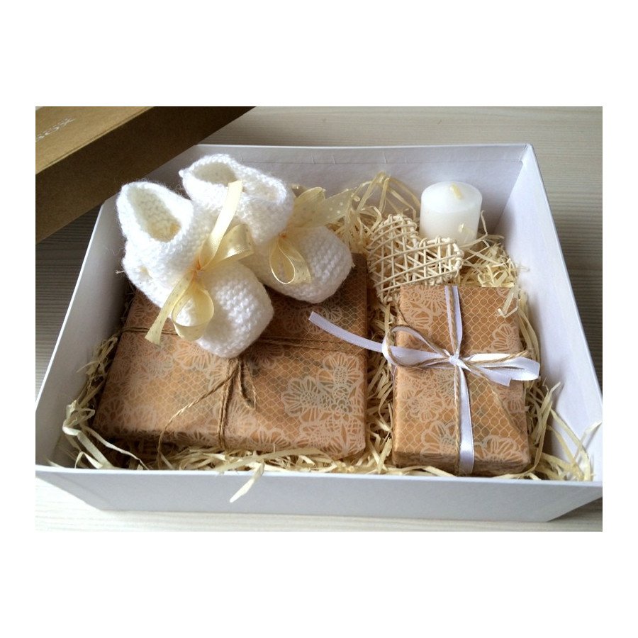 Дитячі пінетки ручної роботи в наборі з книжкою і свічкою