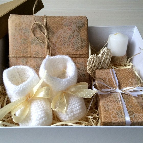 Дитячі пінетки ручної роботи в наборі в білому кольорі