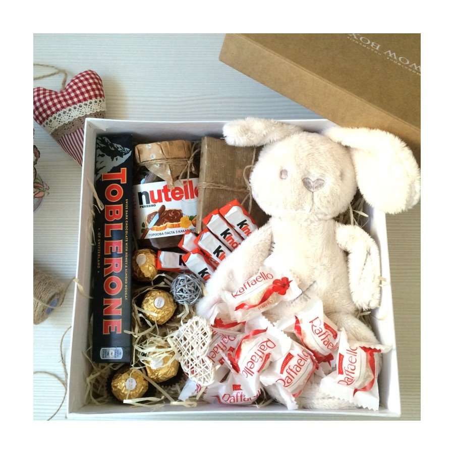 Солодощі та іграшка зайчик в наборі