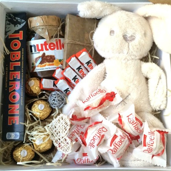 Солодощі та іграшка в наборі