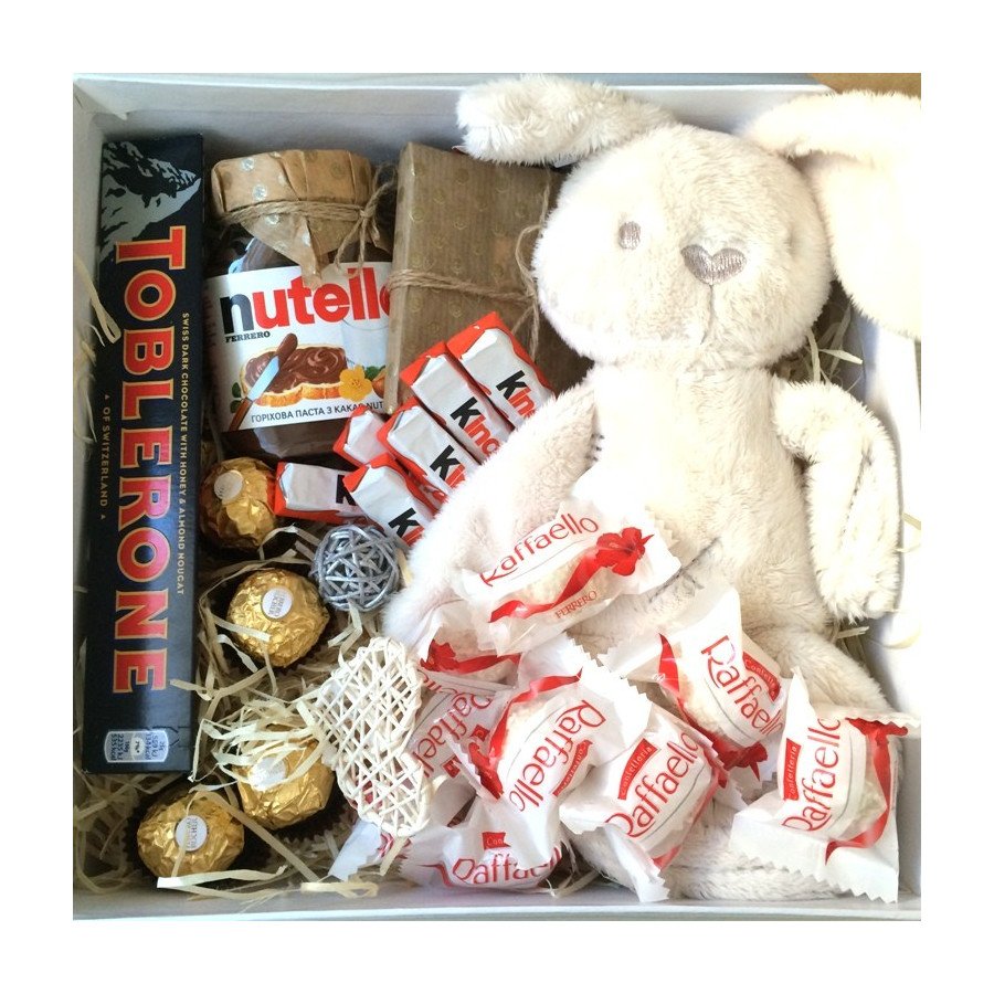 Солодощі та іграшка в наборі