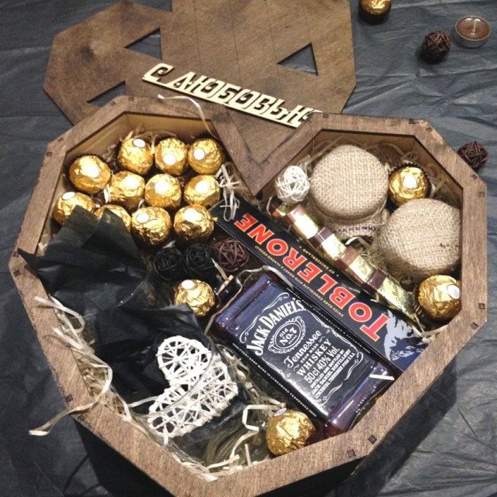 Дерев'яне серце з віскі та смаколиками