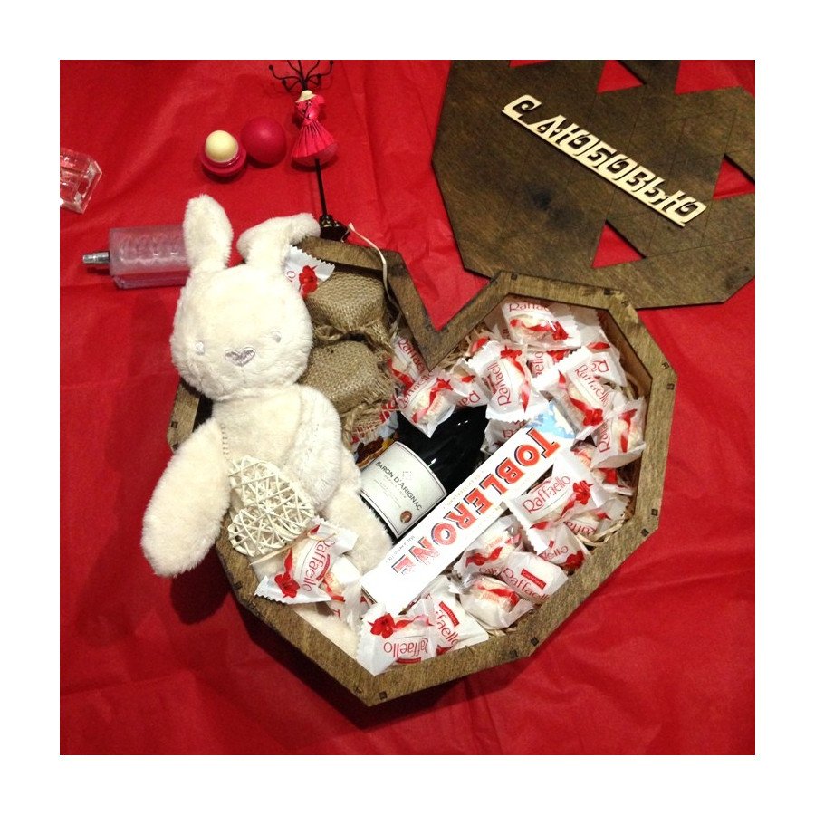 Дерев'яне серце з солодощами, вином та іграшкою