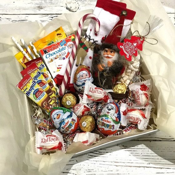 Новорічна коробка солодощів