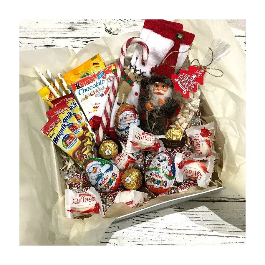 Новорічна коробка солодощів