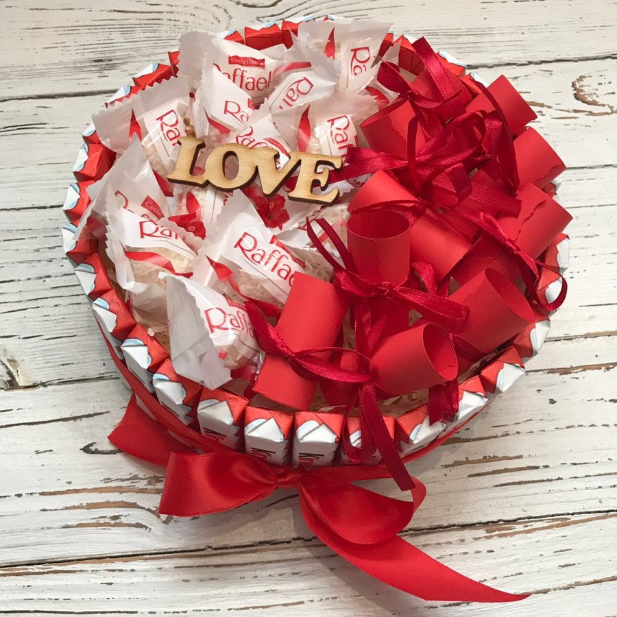 тортик з кіндерів і Рафаелло з записочками Подарунки - 3