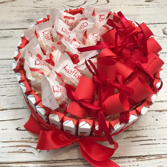 тортик з кіндерів і Рафаелло з записочками Подарунки - 4