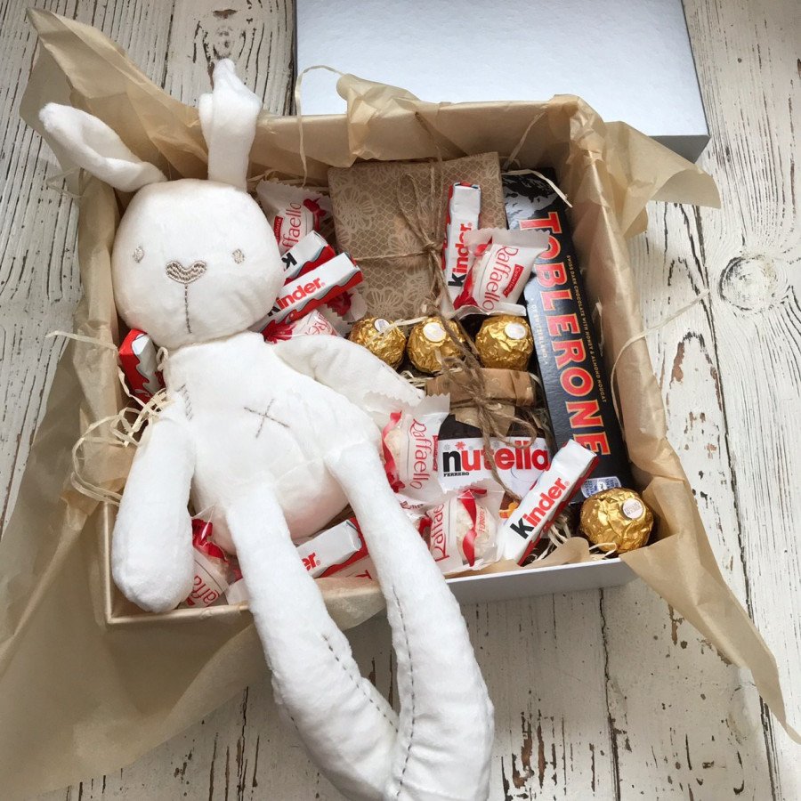 М'яка іграшка зайчик з солодощами в коробці