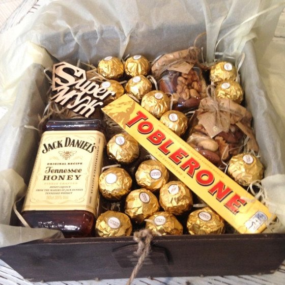 Подарункові бокс з віскі і солодощами №244