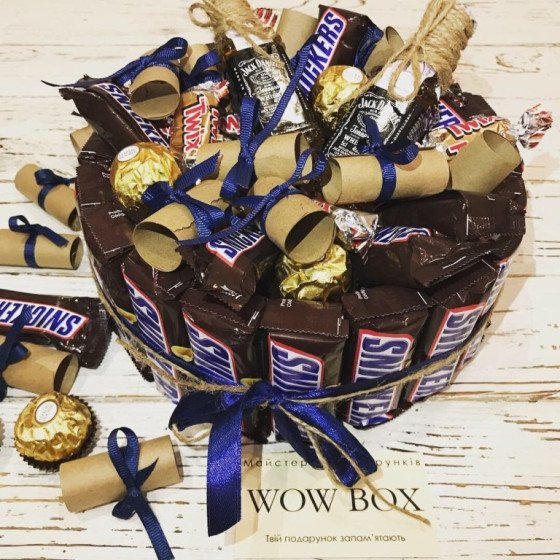 Торт з снікерсів з міні віскі для чоловіка