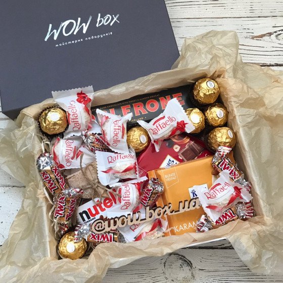 Солодощі в подарунковій коробці